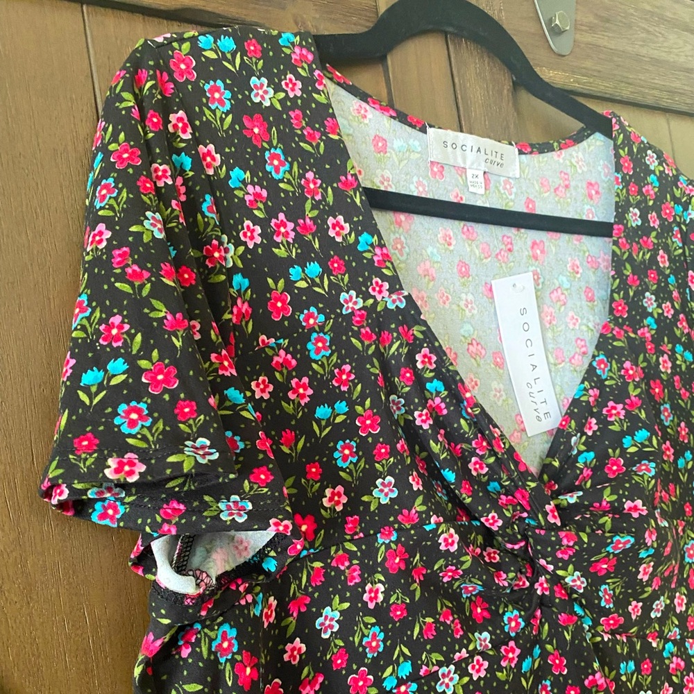 ✨Socialite Floral Twist Front Top